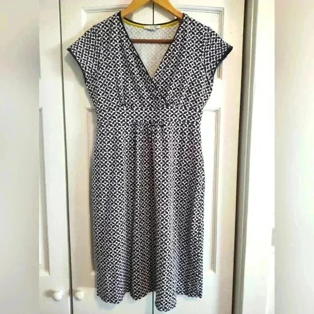 Boden Jenny Chalk dress | faux wrap |empire waist | navy/white geo print | sz 6